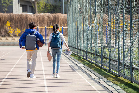 两个学生的背影水平构图骄傲彩色图片快乐的大学生情侣背景