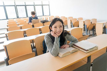 青年男人成年学生前景聚焦大学生在教室里学习图片