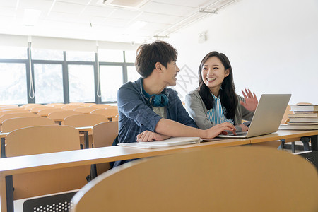 休闲装面对面成年学生大学生在教室里学习图片