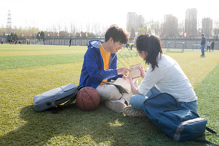 校园摄影摄影两个人户外青年大学生在校园里学习背景