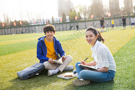 东方人男人户外青年大学生在校园里学习高清图片