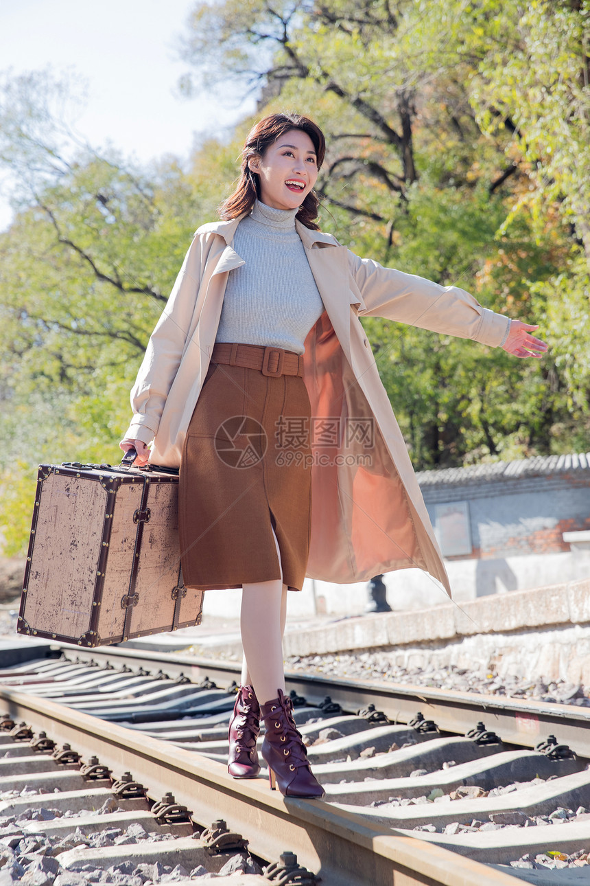 高跟鞋自信活力青年女人走在铁轨上图片