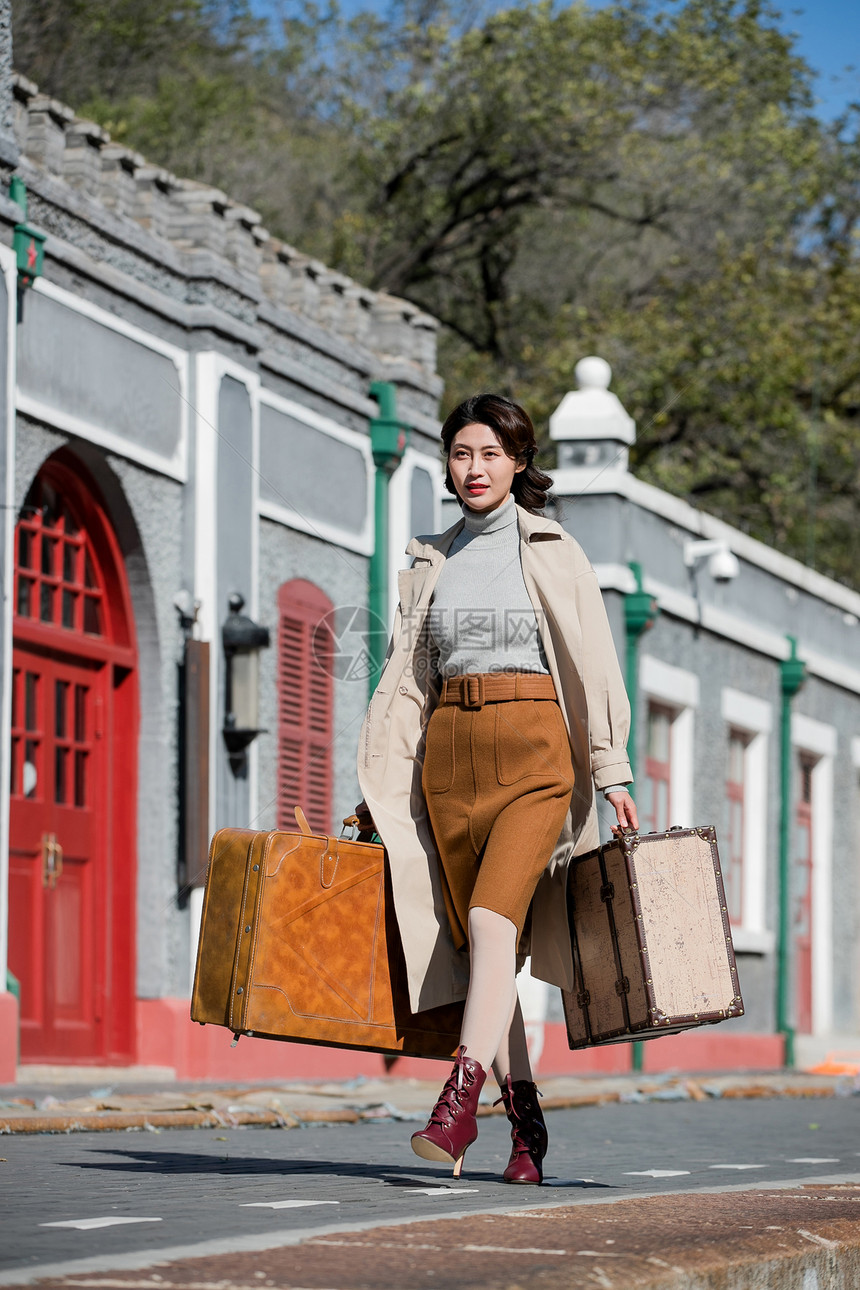 青年女人拿着行李箱旅行图片