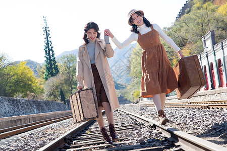 自然郊游亚洲人青年闺蜜手牵手走在铁轨上图片