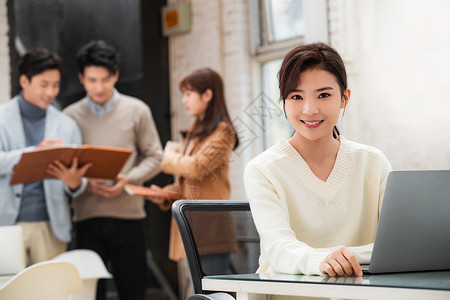 青年商务女在工作室工作图片