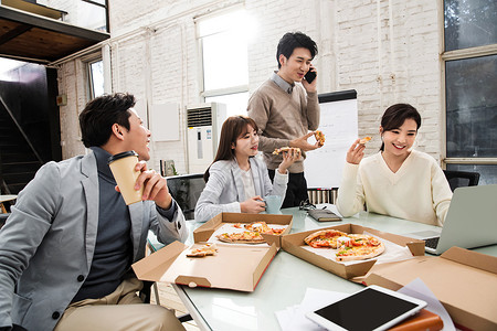青年商务团队在办公室里用餐高清图片