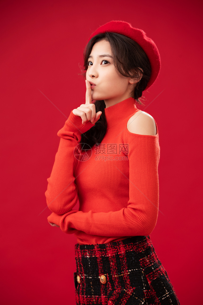 自信20多岁文化穿红色衣服的青年女人肖像图片