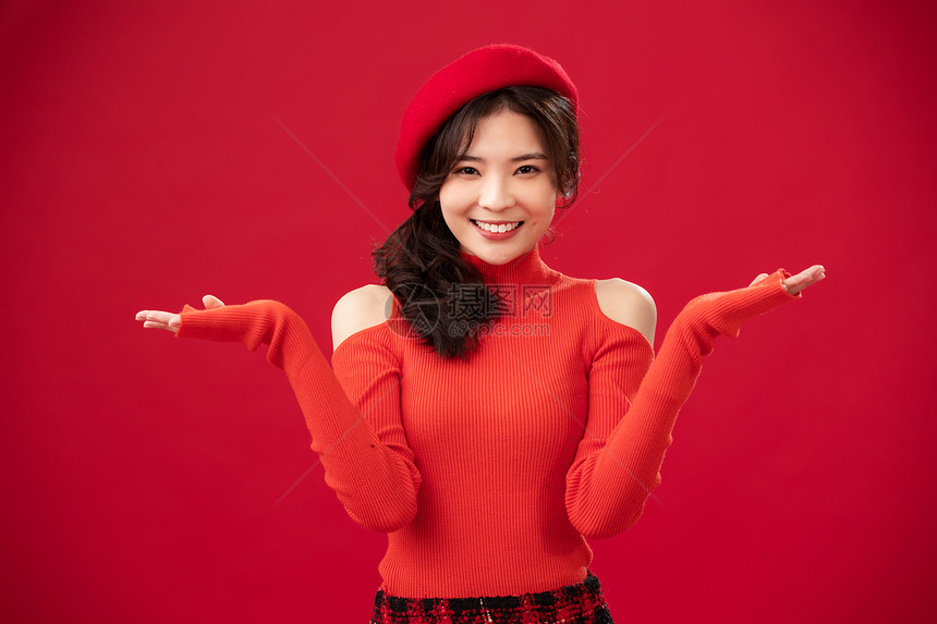 毛衣影棚拍摄温馨穿红色衣服的青年女人肖像图片