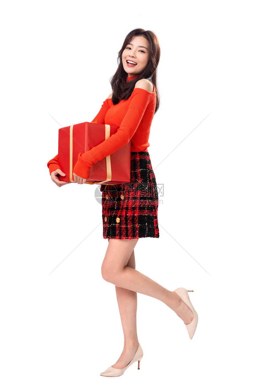 满意包装盒传统节日拿着礼物的青年女人图片