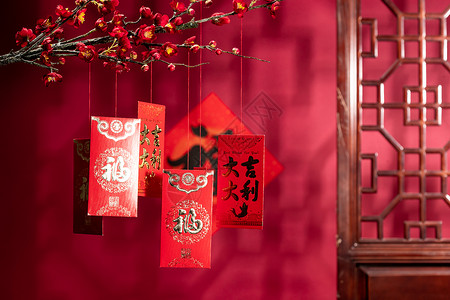 运气春节东亚悬挂在梅花下面的红包福字高清图片素材
