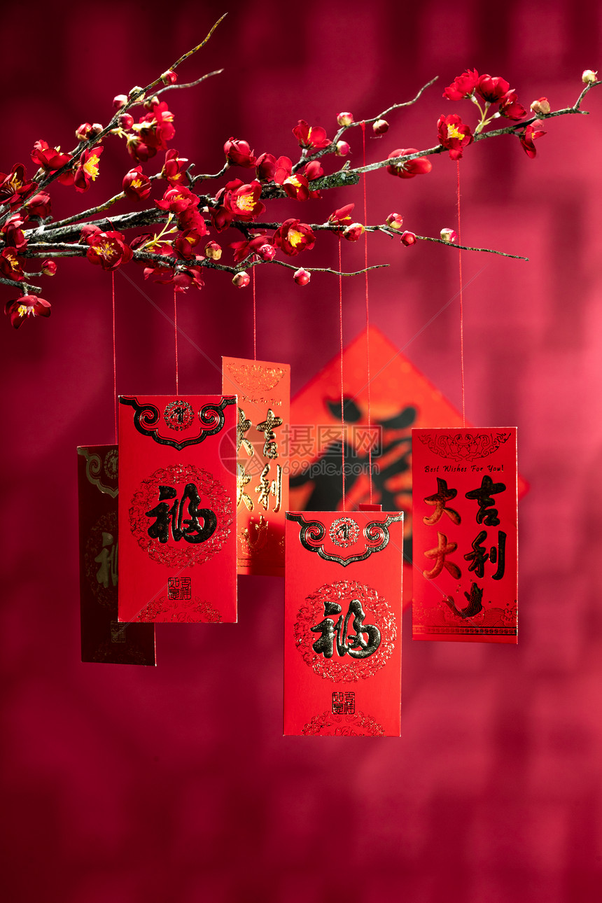 春节节日古典式悬挂在梅花下面的红包图片