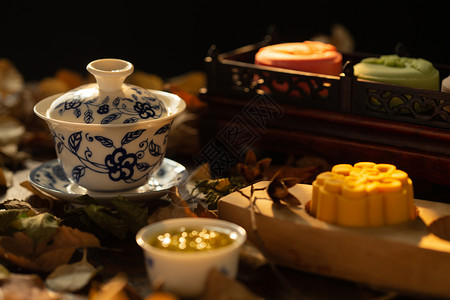 花形月饼美味盘子中秋节月饼与中式茶杯背景