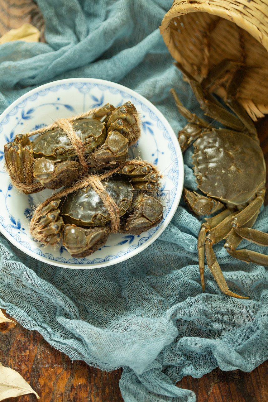 食材螃蟹放在盘子里图片