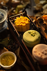 中秋节月饼与中式茶杯图片