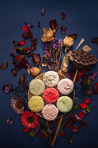 花卉月饼与干花特写高清图片