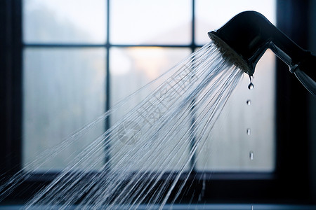 浴室淋浴自来水透明度高清图片