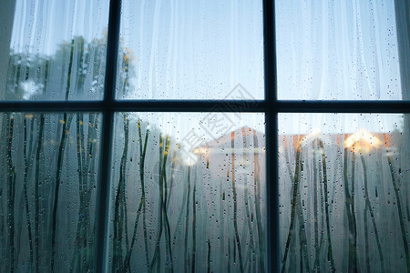 阴天雨后的窗户局部高清图片