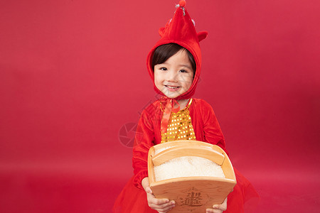 日本风格龙年元素吉祥注视镜头大米抱着一斗米的可爱小男孩背景