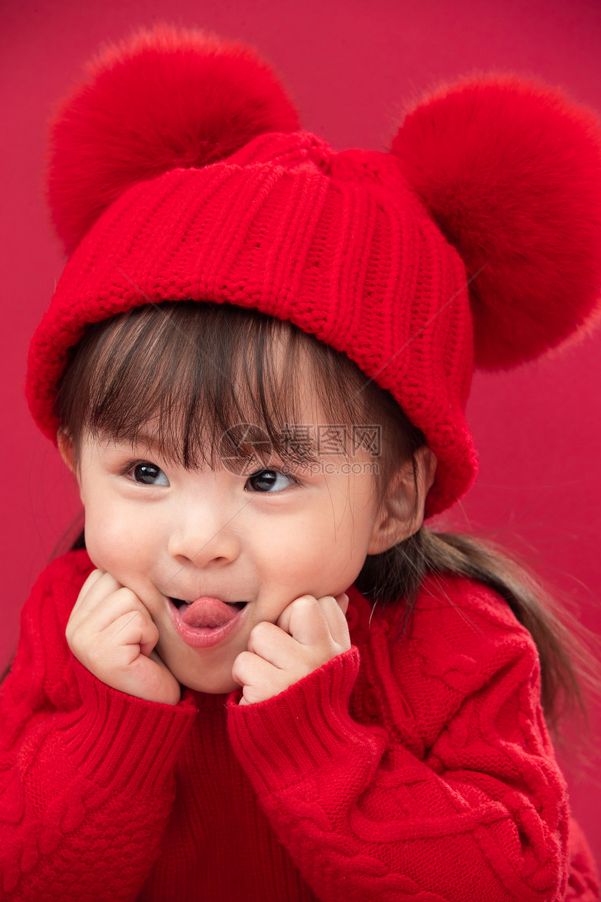 幸福半身像活力穿红衣戴红帽的可爱小女孩图片