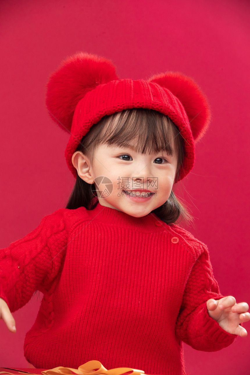 传统节日亚洲传统文化穿红衣戴红帽的可爱小女孩图片