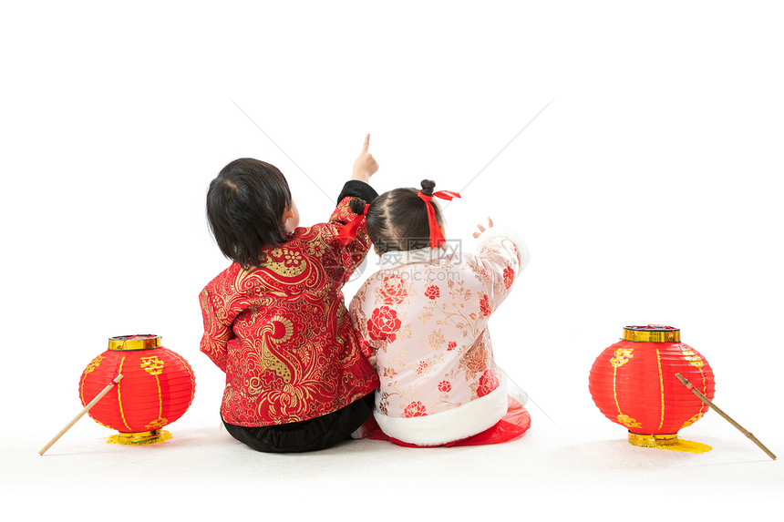 背景分离唐装过年庆祝新年的两个小朋友坐在地上玩耍图片