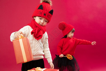 可爱的无忧无虑东方人两个小朋友拿新年礼物图片