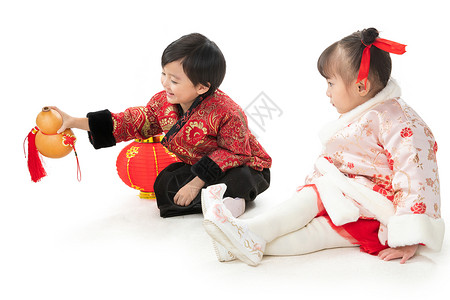 东方人可爱的女孩庆祝新年的两个小朋友坐在地上玩耍图片