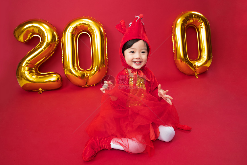 亚洲趴着愉悦可爱的小朋友过新年图片