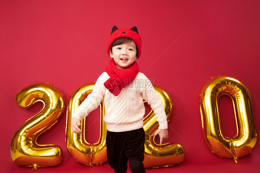 快乐嬉戏的过年过新年的小男孩玩耍图片