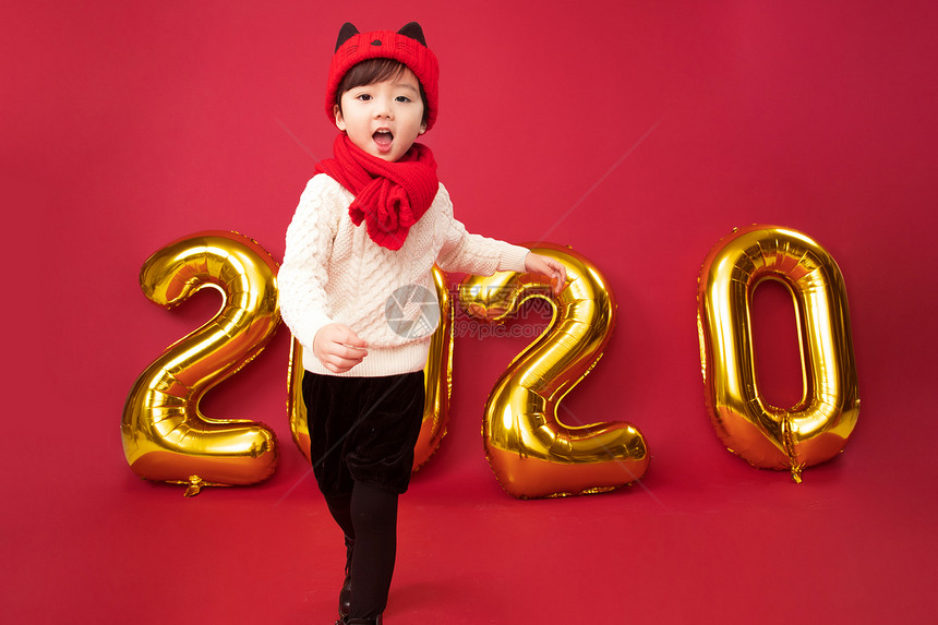 影棚拍摄元素红色过新年的小男孩玩耍图片
