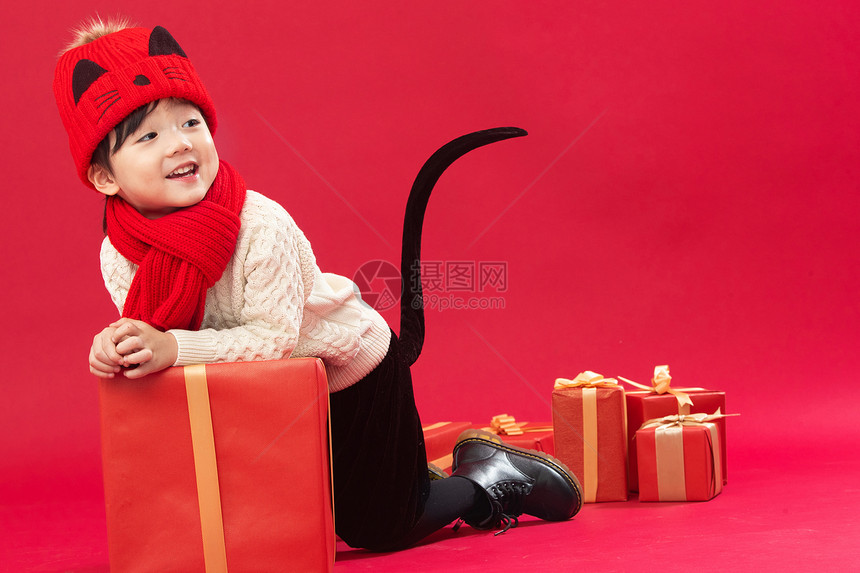 元素快乐包装盒可爱的小男孩趴在新年礼物上玩耍图片