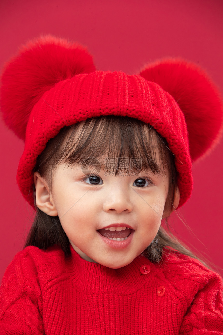 不看镜头红色微笑穿红衣戴红帽的可爱小女孩图片
