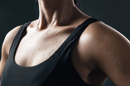 运动健身女性肩膀疼女健美运动员的局部特写背景