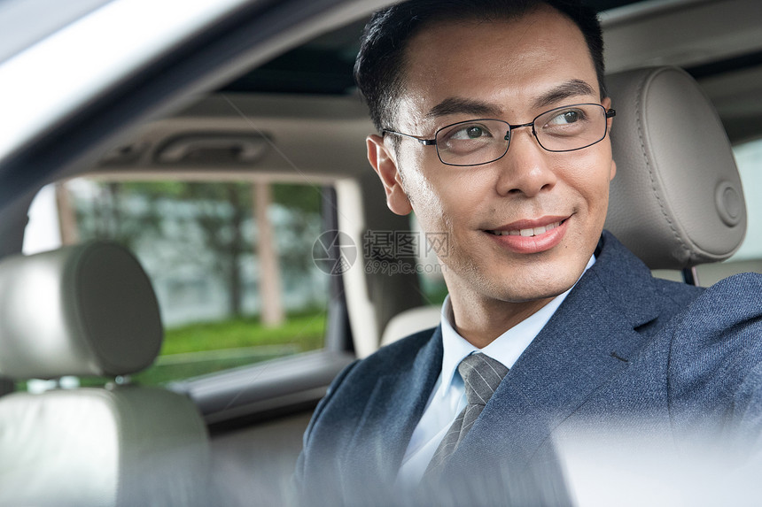 选择对焦30多岁眼镜坐在汽车里的商务男士图片