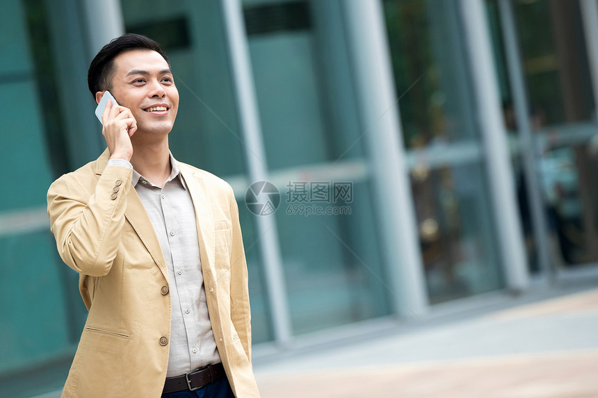 楼下打电话的商务男子图片