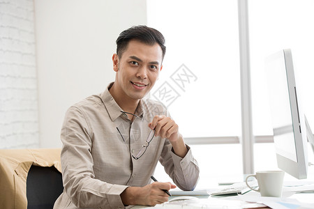 男肖像坐在办公室里的商务男士肖像背景