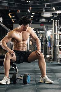 健身房锻炼塑形的青年背景图片