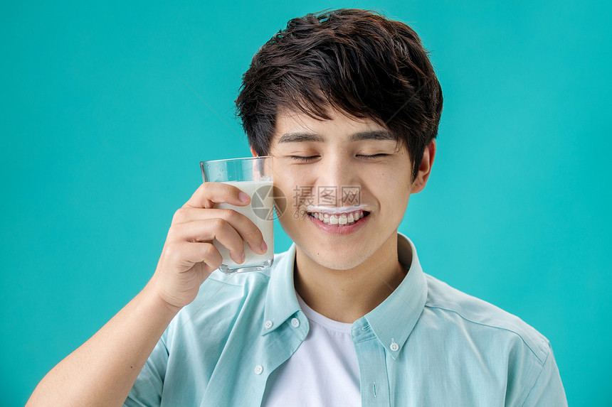 亚洲身体保养玻璃杯年轻男人喝牛奶图片
