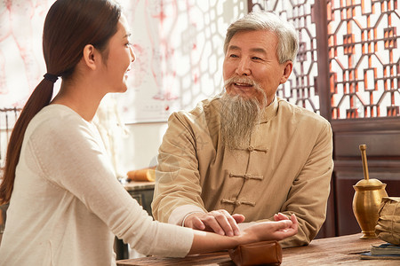 在中医馆治疗的病人和中医图片素材