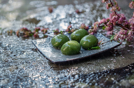 雨png石板上的青团和桃花背景