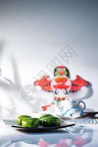 风筝茶具和一盘青团背景图片