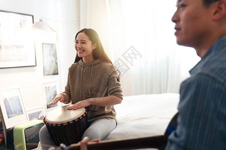 手绘敲鼓的男人快乐情侣在家演奏乐器背景