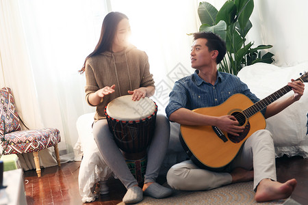快乐情侣在家演奏乐器图片