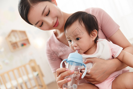 年轻妈妈喂宝宝喝水相伴高清图片素材