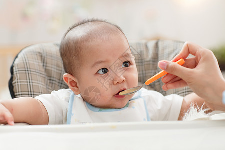 宝宝吃辅食便携幼儿座椅高清图片