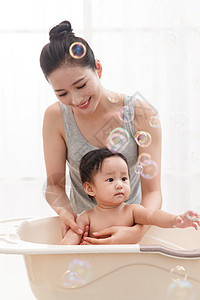 居家妈妈给宝宝洗澡高清图片