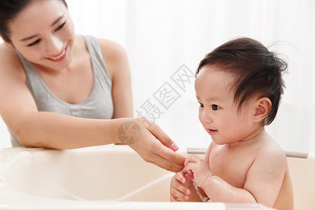 青年妈妈给宝宝洗澡高清图片