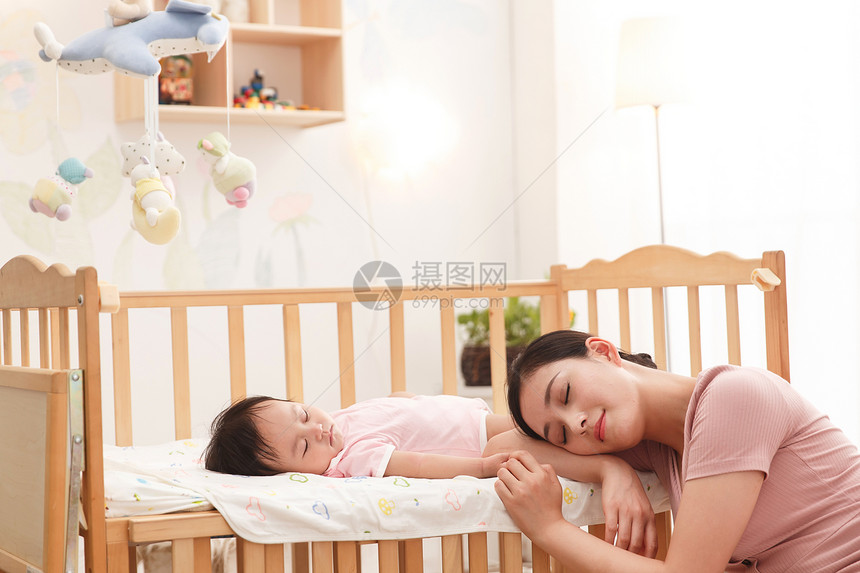 摄影童年开端妈妈陪宝宝睡觉图片