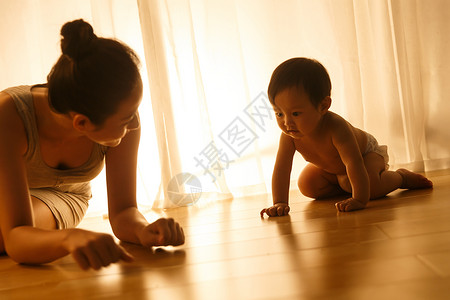 青年人舒服两个人妈妈陪宝宝玩耍图片素材