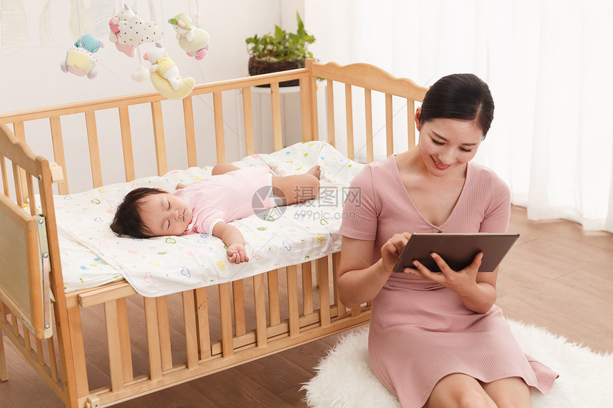 网络便利单亲家庭年轻妈妈看平板电脑图片